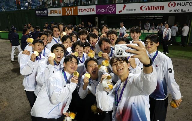 대한민국 야구대표팀 선수들이 27일 일본 아이치현 도요하시 시민구장에서 열린 2026 아이치·나고야 아시안게임 야구 결승에서 금메달을 차지한 뒤 기념촬영을 하고 있다. 도요하시=연합뉴스
