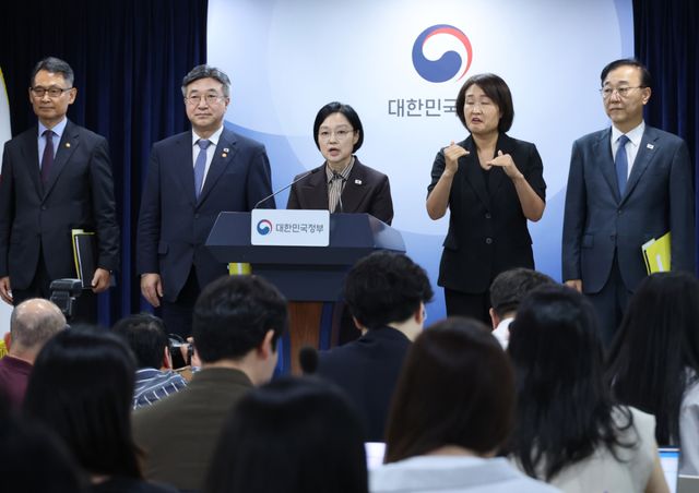 한성숙 국무총리가 3일 서울 종로구 정부서울청사에서 열린 행정·공공기관 이전 및 공공기관 기능 개혁 관련 기자회견을 하고 있다, 연합뉴스