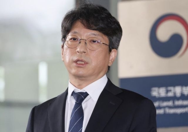 홍지선 국토교통부 장관 후보자가 지난달 31일 세종시 정부세종청사로 출근하며 취재진 질문에 답하고 있다. 연합뉴스