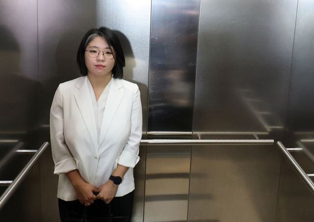 용혜인 성평등가족부 장관 후보자가 4일 서울 서대문구에 마련된 인사청문회 준비 사무실로 출근하고 있다. 연합뉴스