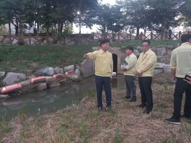 7일 부천 오정구 베르네천 일대 폐사한 물고기가 발생한 곳에 조용익 부천시장이 방문해 현장을 살피고 있다. 조용익 부천시장 페이스북 갈무리
