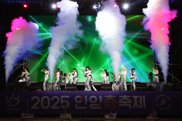 지난해 2025 안양춤축제 참가팀이 공연을 펼치고 있다. 안양시 제공