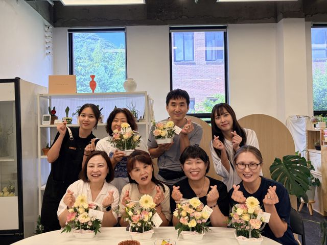 시흥ABC행복학습타운에서 우수 자원봉사자와 명예의 전당 등재자를 대상으로 꽃꽂이 클래스가 진행돼 참가자들이 완성품을 들고 기념촬영을 하고 있다. 시흥시 제공