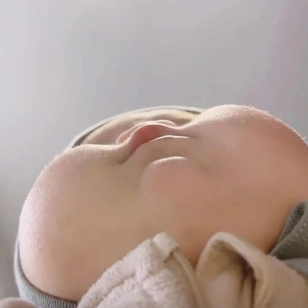 6 아래에서 바라 본 아기얼굴.jpg