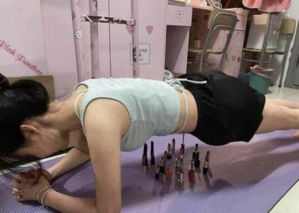 10 플랭크 힘들어하는 여친을 위한 배려.jpg