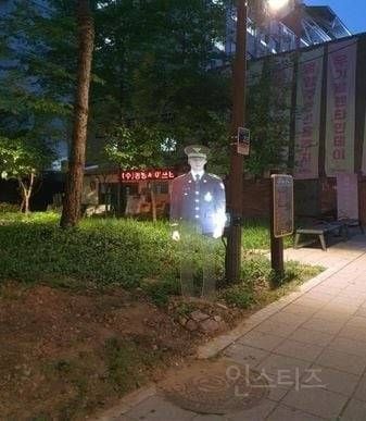 '홀로그램 경찰관' 세워놨더니…범죄 22% 줄었다 (깜놀주의) | 인스티즈