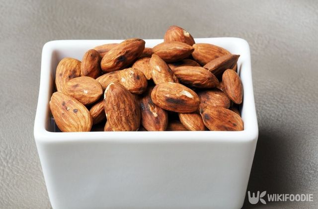 아몬드 사진. / Autchara_patty-shutterstock.com