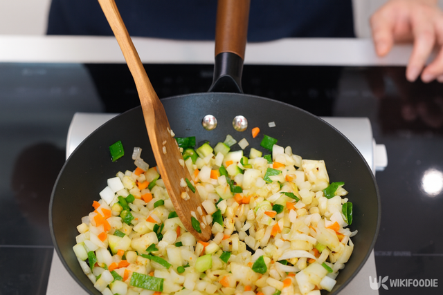 참치짜글이 만드는 자료 사진. / 위키푸디