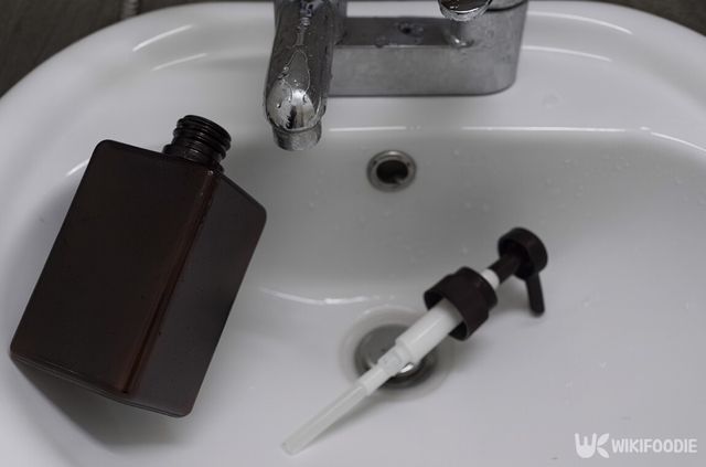 세면대 위에 샴푸 통과 펌프가 분리되어 있다. / 위키푸디
