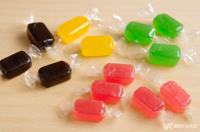 식탁 위에 다양한 색의 사탕이 흩어져 있다. / 위키푸디