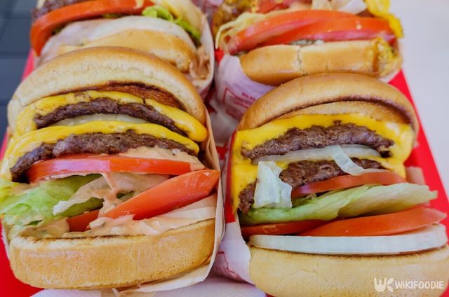 두툼한 패티와 치즈, 토마토, 양상추가 겹겹이 들어간 인앤아웃 치즈버거 사진. / Kit Leong-shutterstock.com