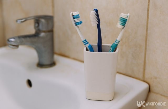세면대 위 컵에 모양이 변한 칫솔 세 개가 꽂혀 있다. / 위키푸디