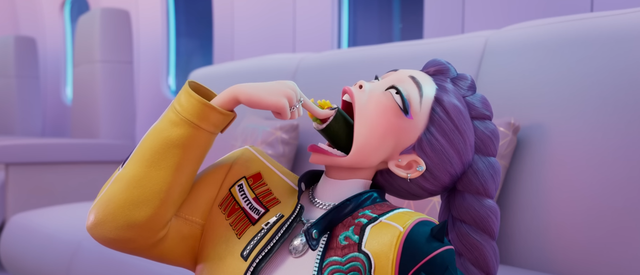 케데헌 주인공 ‘루미’가 김밥 한 줄을 통째로 입에 넣어 먹는 모습이다./ Netflix Family 공식 유튜브