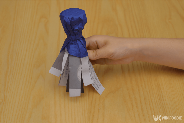 신문지로 제기를 만든 자료 사진. / 위키푸디