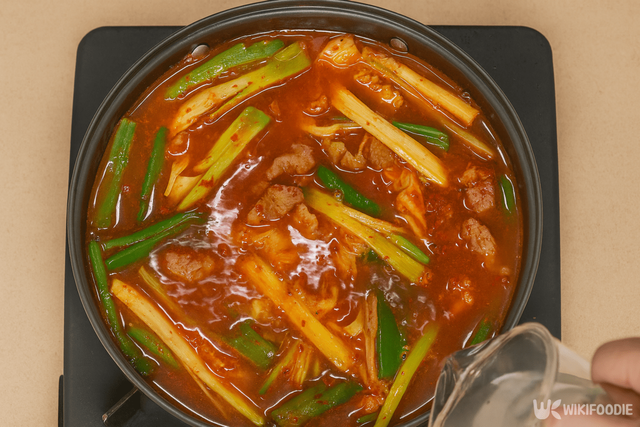 육개장 만드는 자료 사진. / 위키푸디