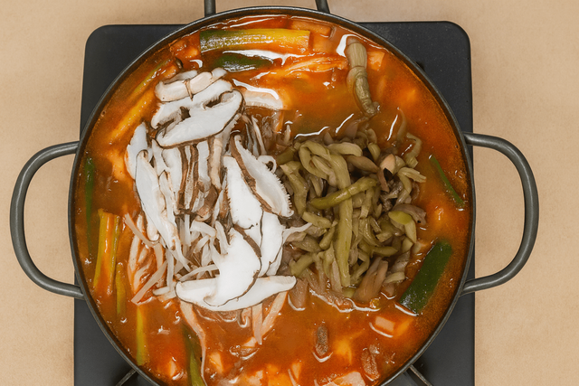육개장 만드는 자료 사진. / 위키푸디
