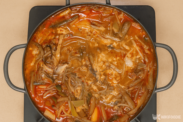 육개장 만드는 자료 사진. / 위키푸디