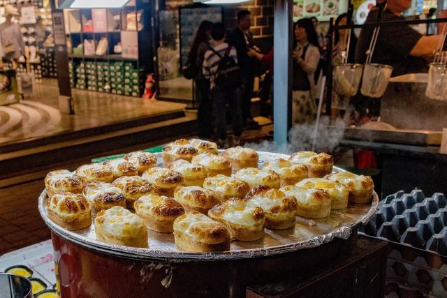 명동 길거리에서 계란빵을 팔고 있다. /Spp.K-shutterstock.com