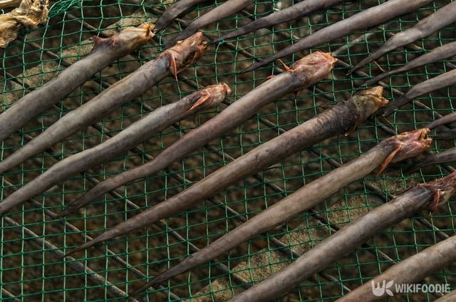 그물 위에 개소겡을 여러 마리 올려 햇볕에 말리고 있다. / 위키푸디