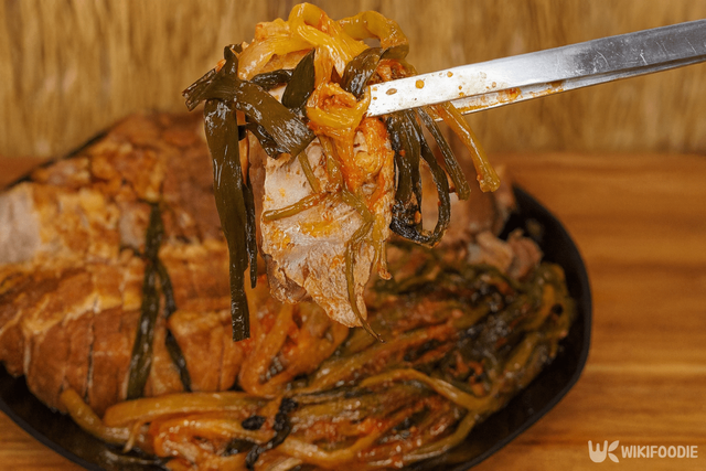 파김치 돼지찜 만드는 자료 사진. / 위키푸디