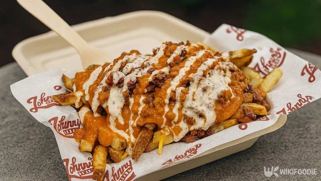 칠리소스를 올린 감자튀김 자료 사진. / 위키푸디