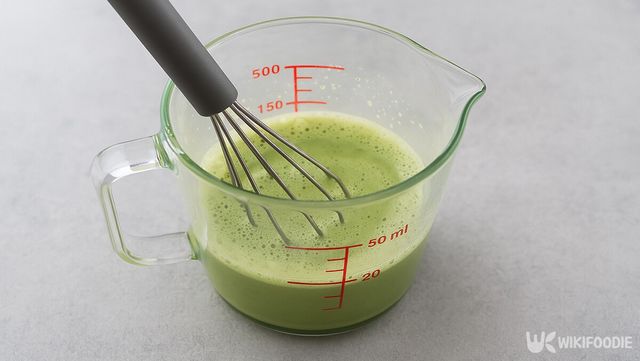 말차 가루와 뜨거운 물을 넣고 잘 섞어준다./ 위키푸디