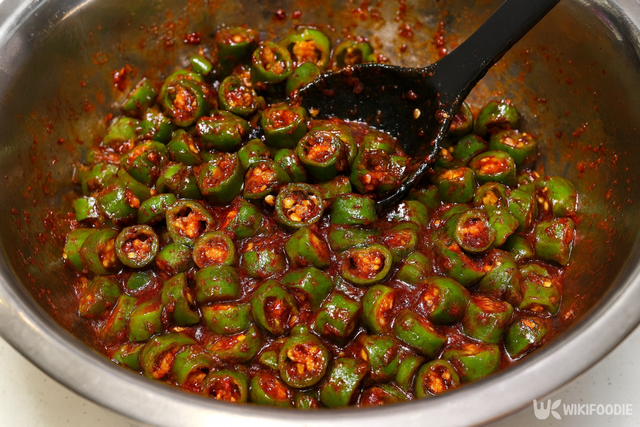 고추 무침 만드는 자료 사진. / 위키푸디