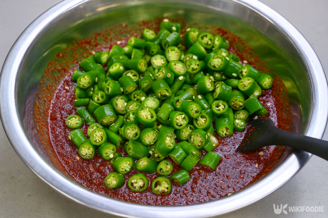 고추 무침 만드는 자료 사진. / 위키푸디