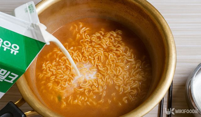 라면에 우유를 넣으면 부기 완화에 도움이 된다./ 위키푸디