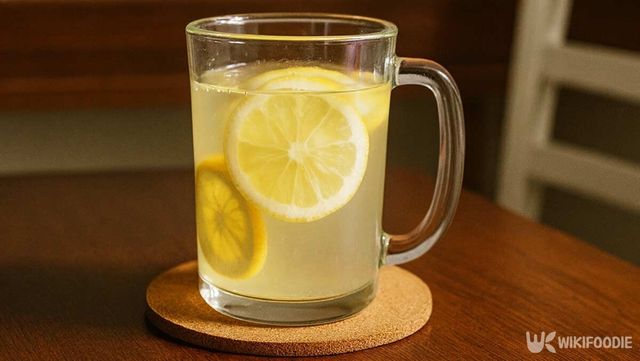 따뜻한 레몬 물이 컵에 담겨 있다. / 위키푸디