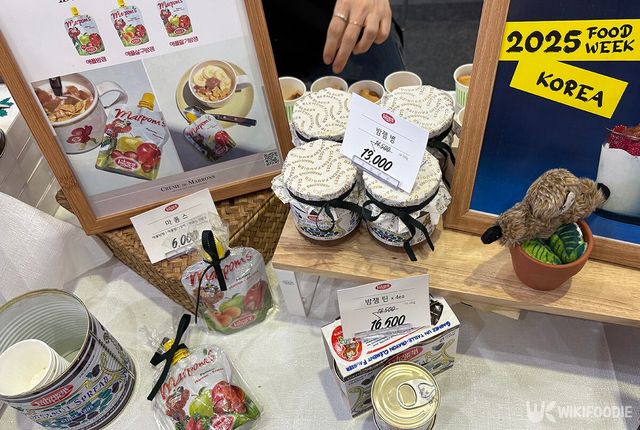 새롭게 출시된 애플 밤잼 '마폼스'가 진열되어 있다. 뒤로는 직원이 마폼스 시식코너를 준비하고 있다. / 위키푸디