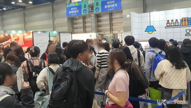'2025 푸드위크 코리아' 행사장에서 관람객들이 부스를 둘러보고 있다. / 위키푸디