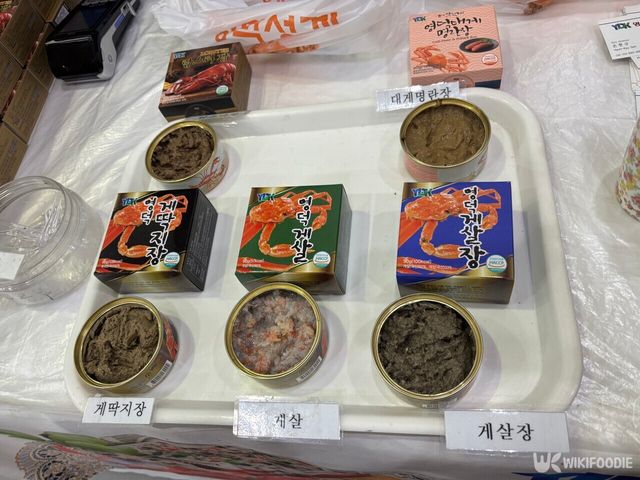 게딱지장, 게살, 게살장이 전시되어 있다. / 위키푸디