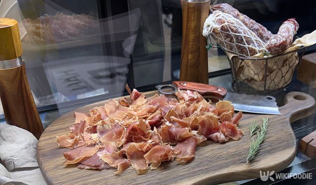 시식 코너에서는 샤퀴테리 한 종류인 잠봉을 제공하고 있다. / 위키푸디