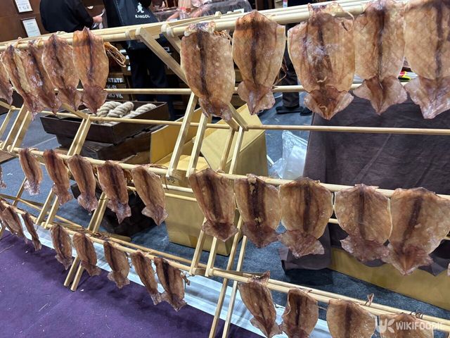 오징어를 건조하고 있다. / 위키푸디