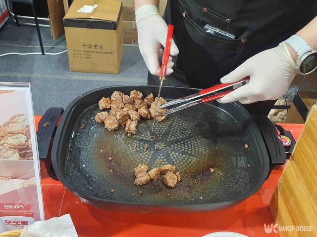 ‘에스와이솔루션’ 부스에서 식물성 대체육을 시식용으로 조리하고 있다. / 위키푸디