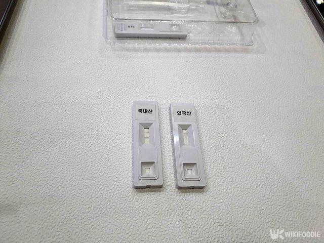 돼지고기 원산지 검사 키트 결과를 보여주는 사진. 국내산은 두 줄, 외국산은 한 줄이 나타난다. / 위키푸디