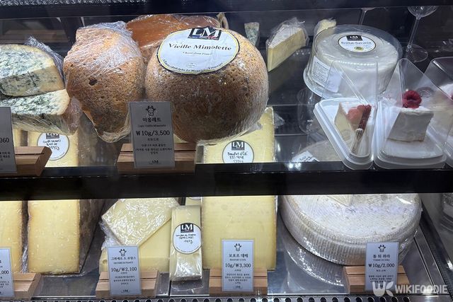 르 뮈네 진열장에 다양한 종류의 치즈들이 전시되어 있다. / 위키푸디
