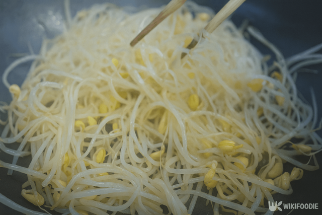 콩나물 무침 만드는 자료 사진. / 위키푸디