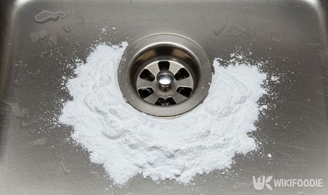 베이킹 소다를 배수구에 뿌린 자료 사진. / 위키푸디