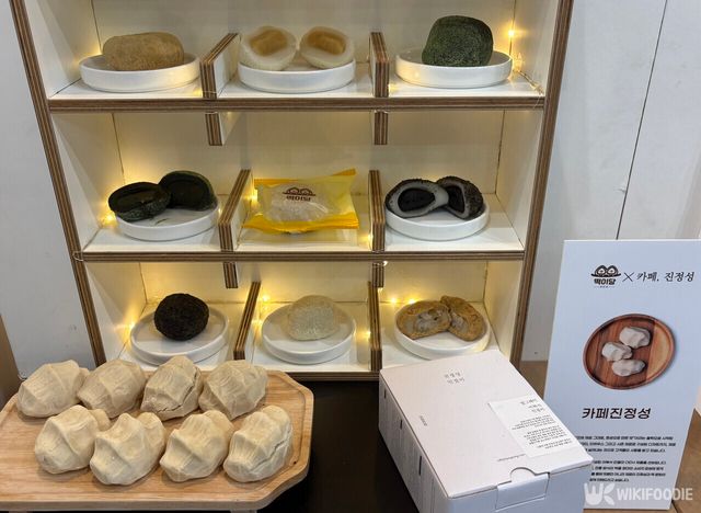 쇼케이스 안에 여러 종류의 인절미들이 전시되어 있다. / 위키푸디