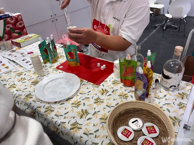 푸드위크 코리아 예가 정성 부스에서 사과주스 시음 행사가 진행되고 있다. / 위키푸디