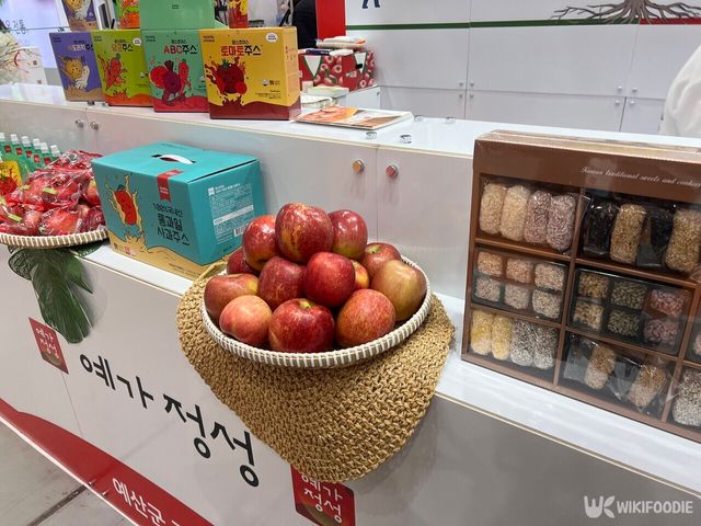 푸드위크 코리아 현장에서 예가정성 부스에 전시된 사과와 전통 과자 세트가 놓여 있다. / 위키푸디