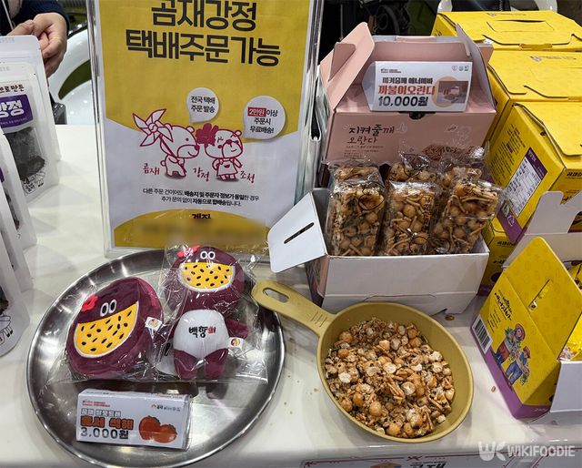 남원 지역 캐릭터 '백향이' 굿즈가 놓여 있다. / 위키푸디