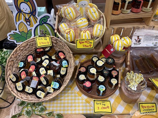 키링, 인형 등 참외 굿즈가 다양하다. / 위키푸디