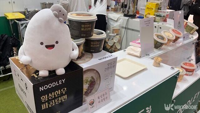 누들리 부스에 전시된 제품들과 캐릭터 인형이 함께 진열된 모습이다. / 위키푸디