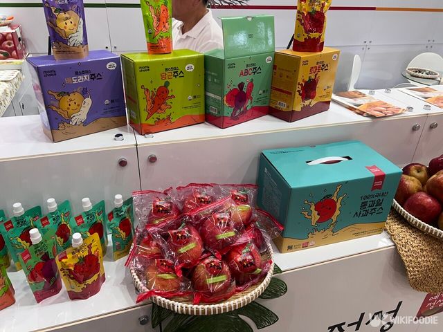 예가 정성 부스에 진열된 사과주스와 선물용 사과 세트를 담은 모습이다. / 위키푸디