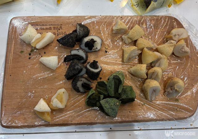 유자 인절미, 흑임자 인절미, 쑥 인절미를 시식할 수 있다. / 위키푸디