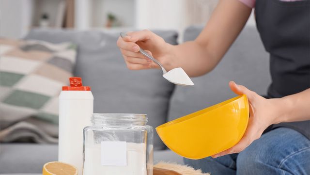 베이킹소다를 볼에 덜어 청소 준비를 하고 있다. /&nbsp;Pixel-Shot-shutterstock.com