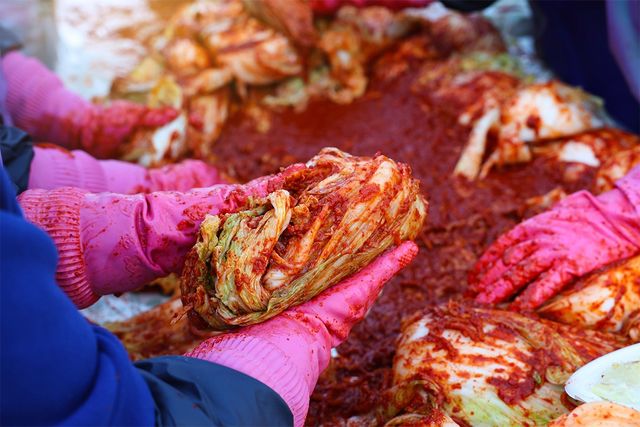 김장김치를 버무리고 있다. 기사의 이해를 돕기 위한 참고 사진입니다. / bigshot01-shutterstock.com